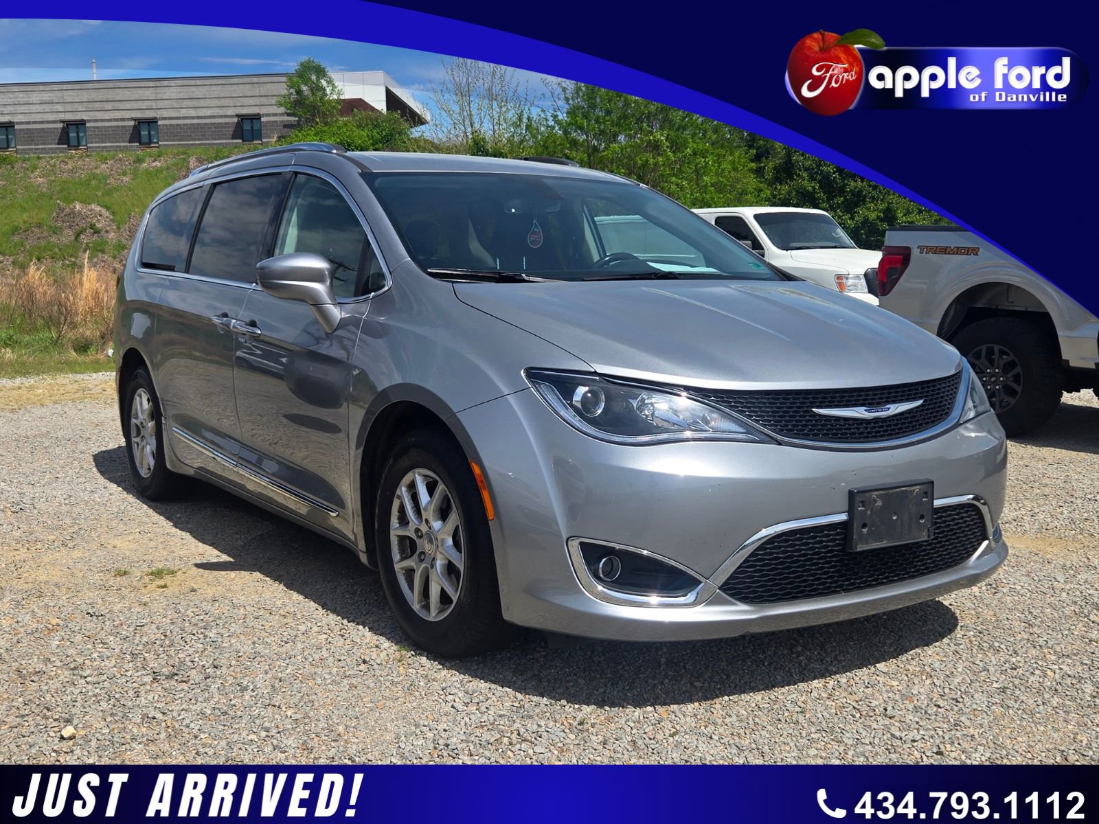Used 2020 Chrysler Pacifica Touring-L FWD image 1