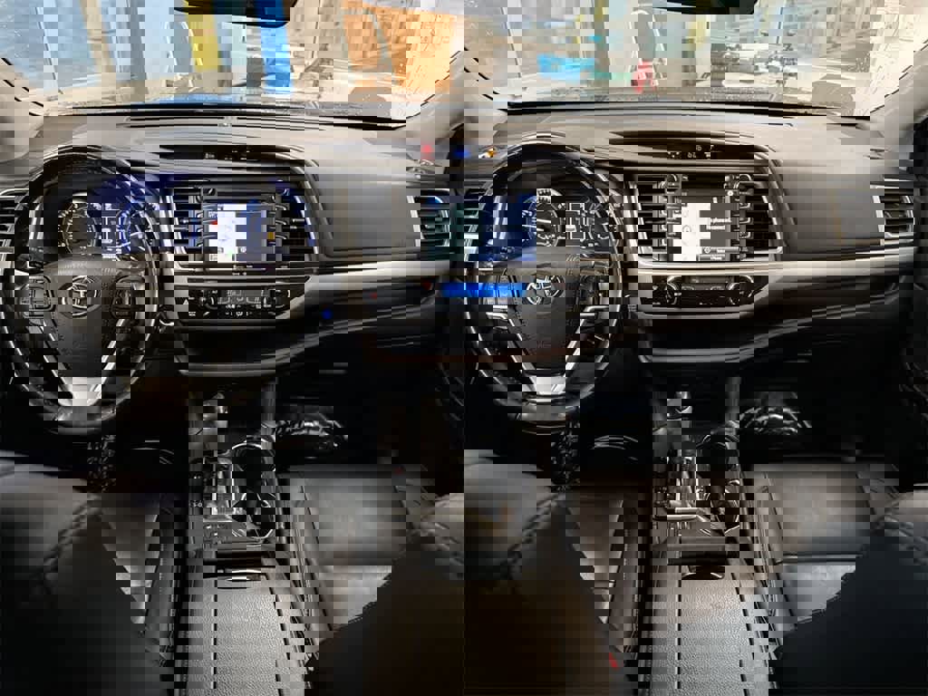 Used 2019 Toyota Highlander XLE image 16