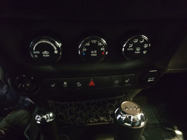 Used 2014 Jeep Wrangler Unlimited Sahara image 31