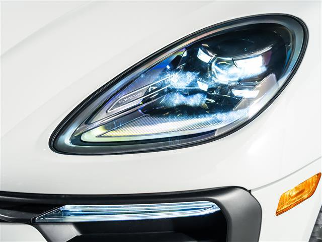 Certified 2025 Porsche Macan image 12