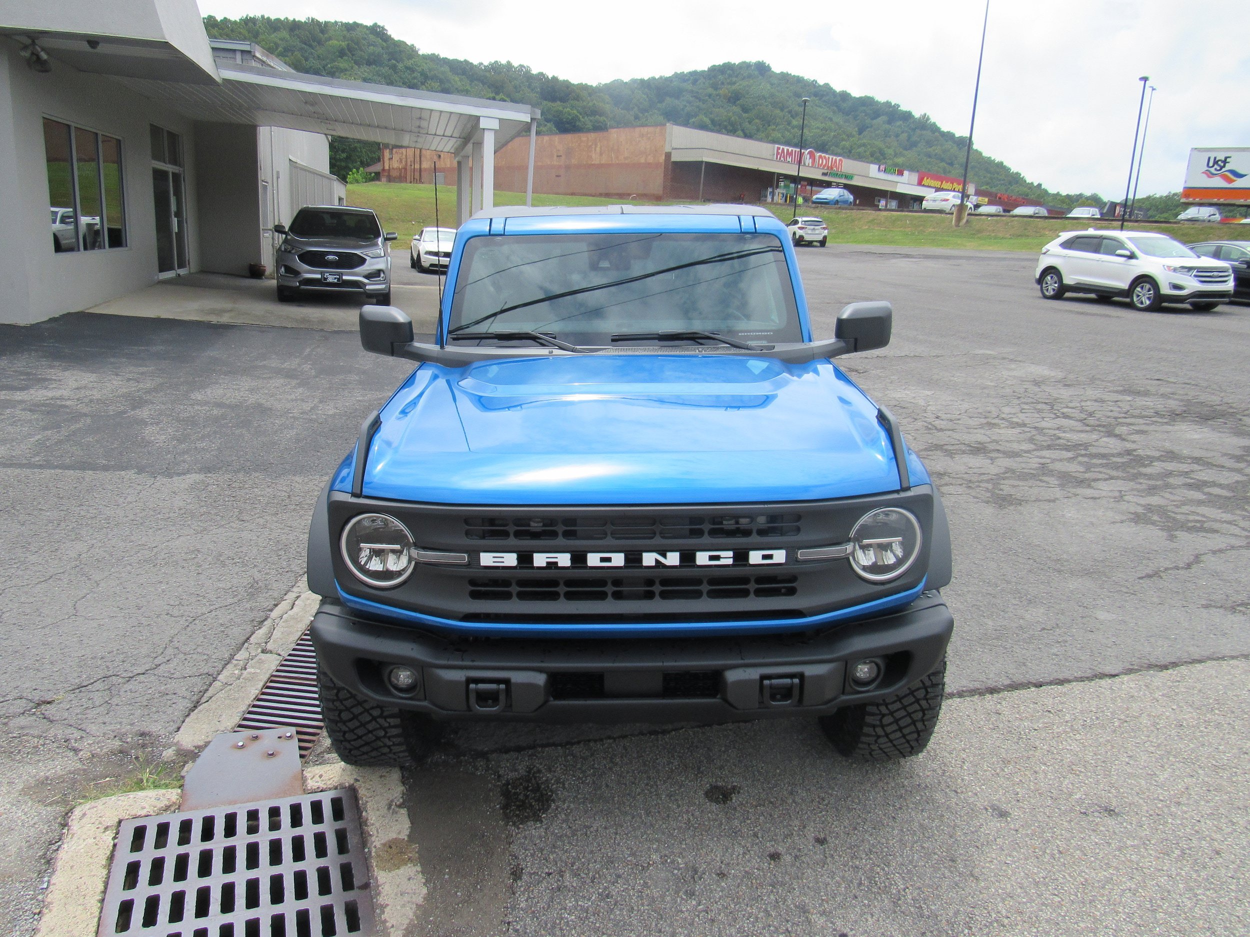 Used 2024 Ford Bronco Black Diamond w/ Sasquatch Package AWD/4WD image 3