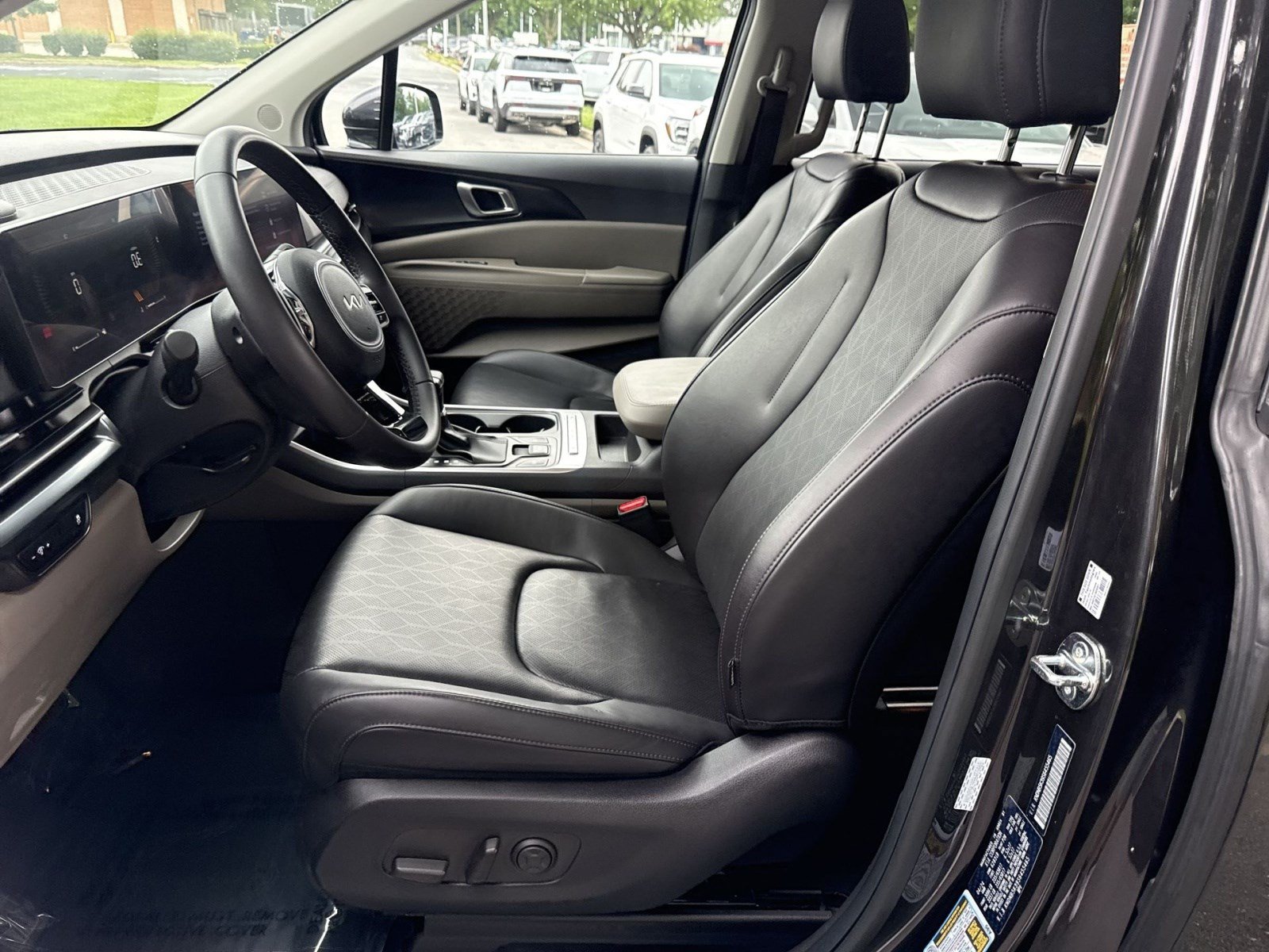Used 2025 Kia Carnival FWD image 13