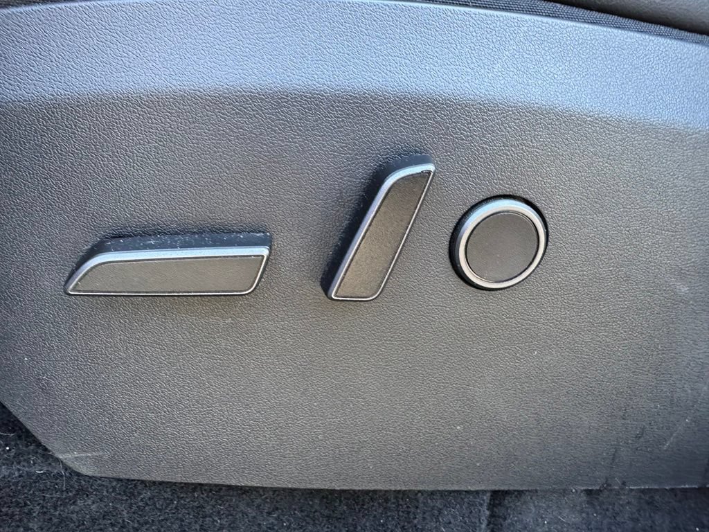 Used 2023 Tesla Model Y Performance AWD/4WD image 15