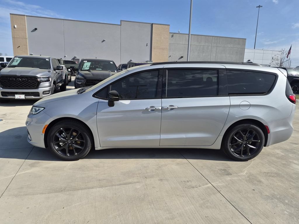 New 2026 Chrysler Pacifica Limited w/ S Appearance Package FWD image 2