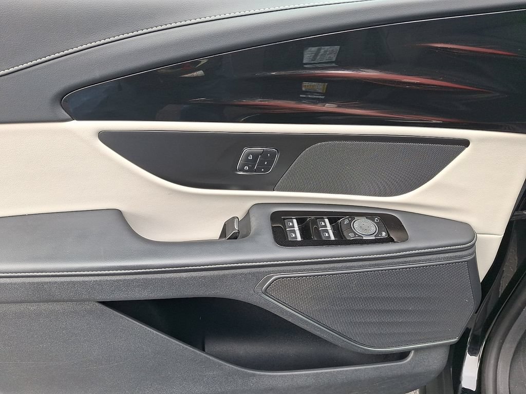 Certified 2025 Lincoln Nautilus Premier AWD/4WD image 12