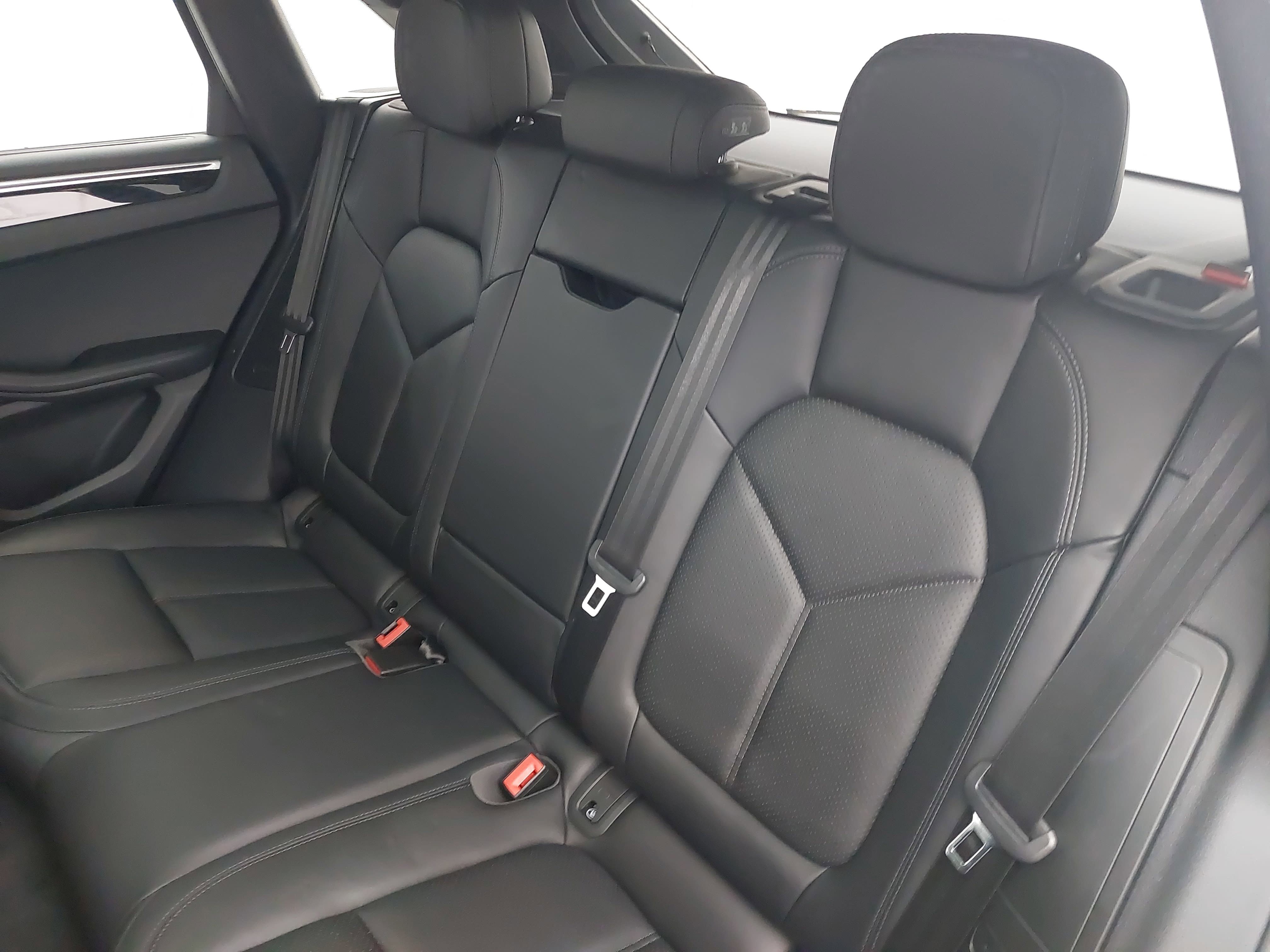 Certified 2018 Porsche Macan image 16