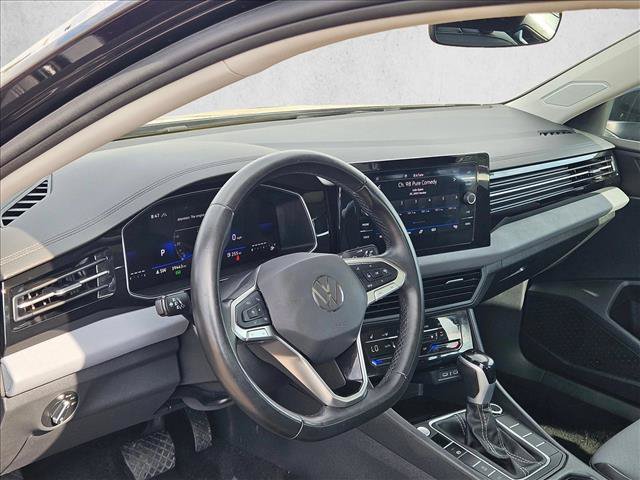 Used 2025 Volkswagen Jetta SE FWD image 10