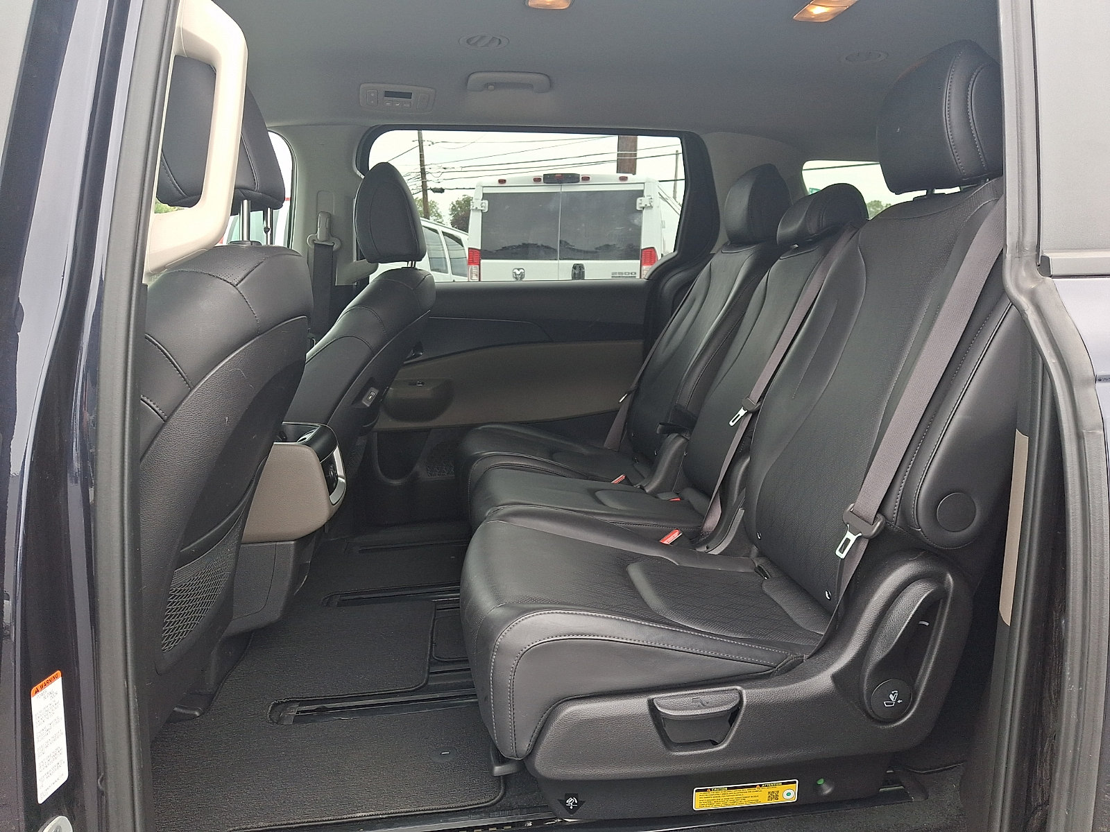 Used 2025 Kia Carnival FWD image 10