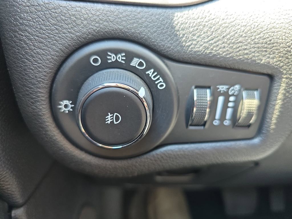Used 2020 Jeep Cherokee Latitude Plus w/ Cold Weather Group AWD/4WD image 24