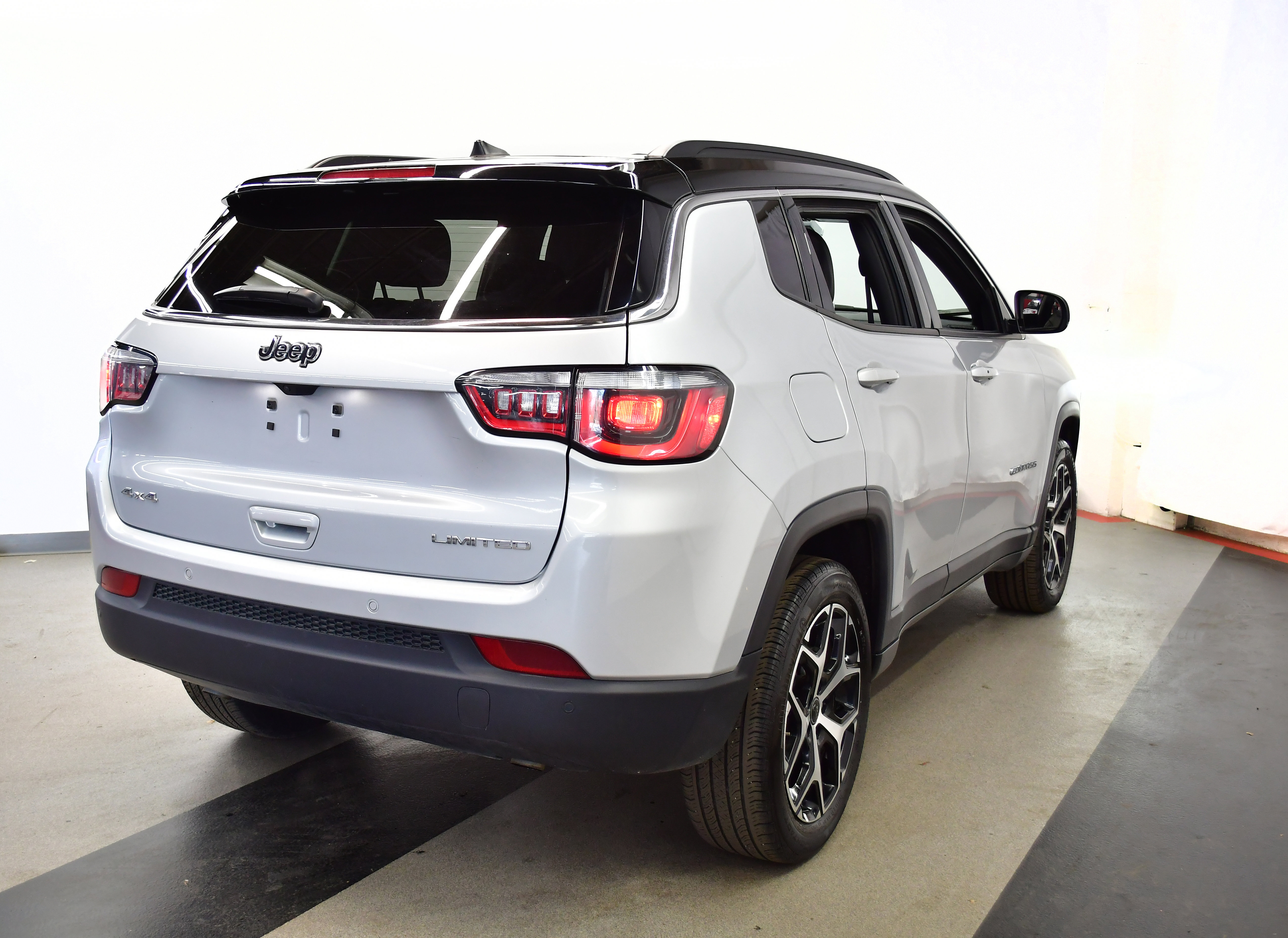 Used 2025 Jeep Compass Limited AWD/4WD image 7