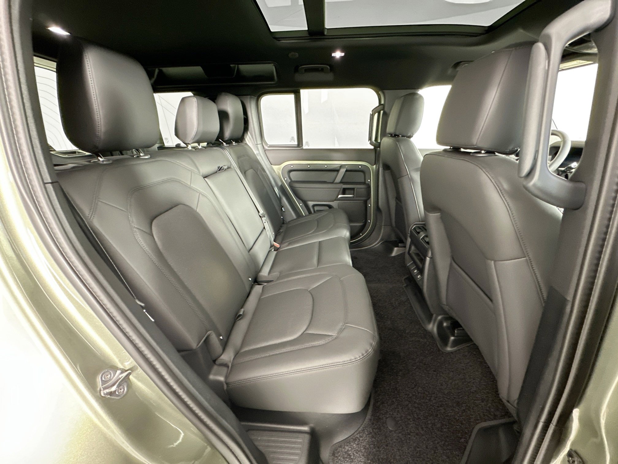 Used 2025 Land Rover Defender 110 S image 25