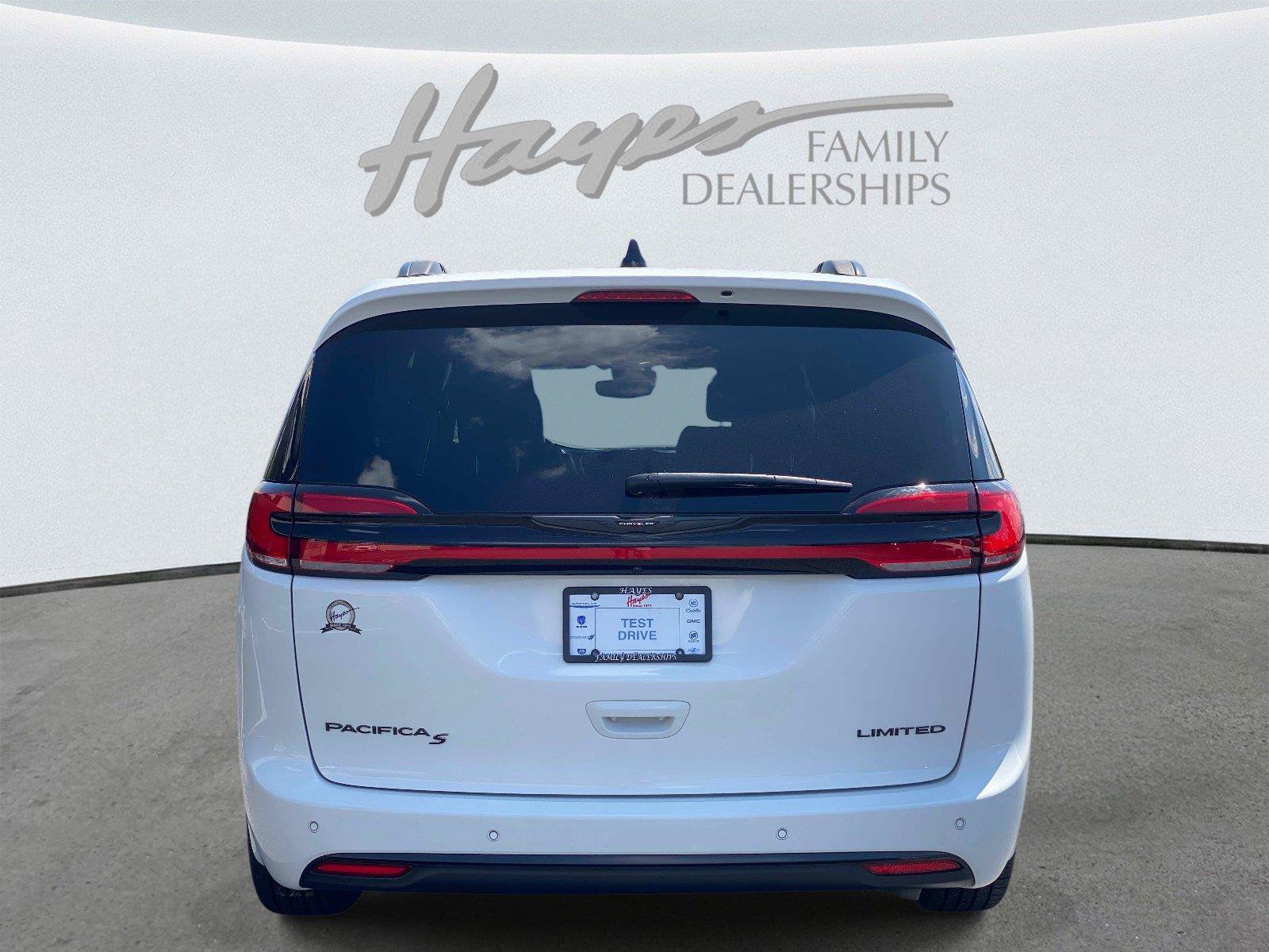 Used 2025 Chrysler Pacifica Limited FWD image 4