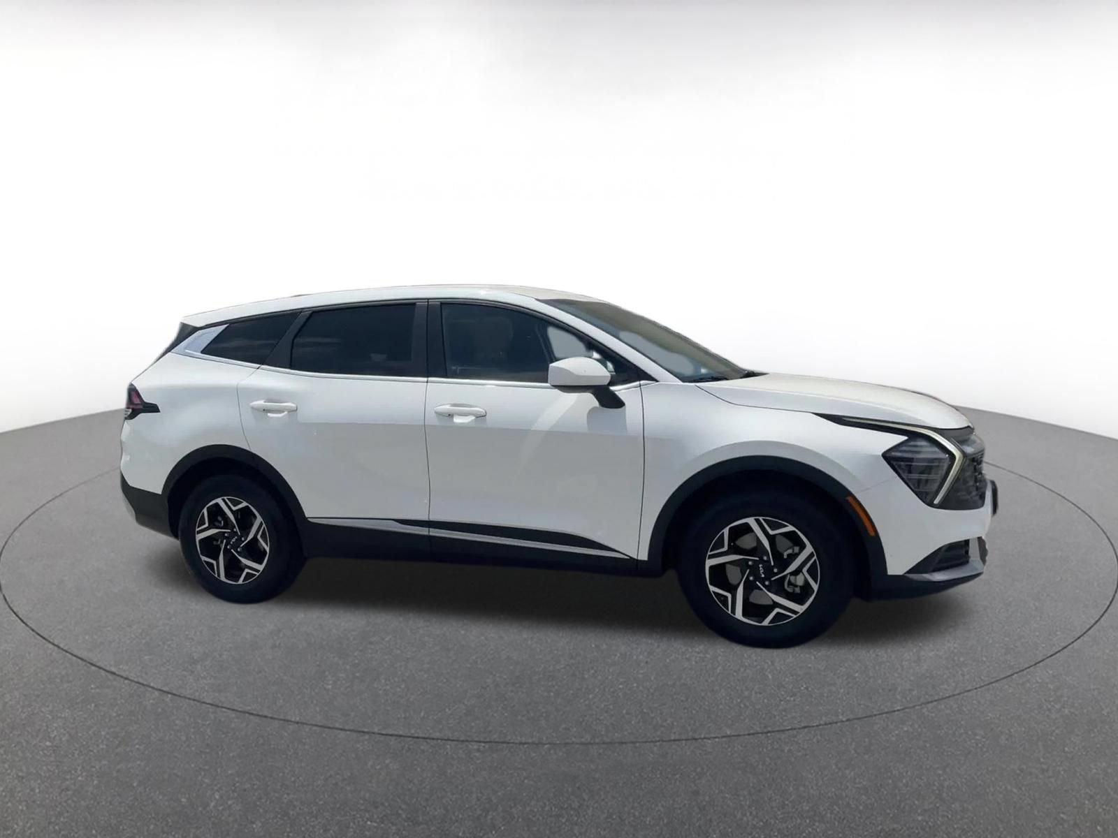 Used 2025 Kia Sportage LX FWD image 2