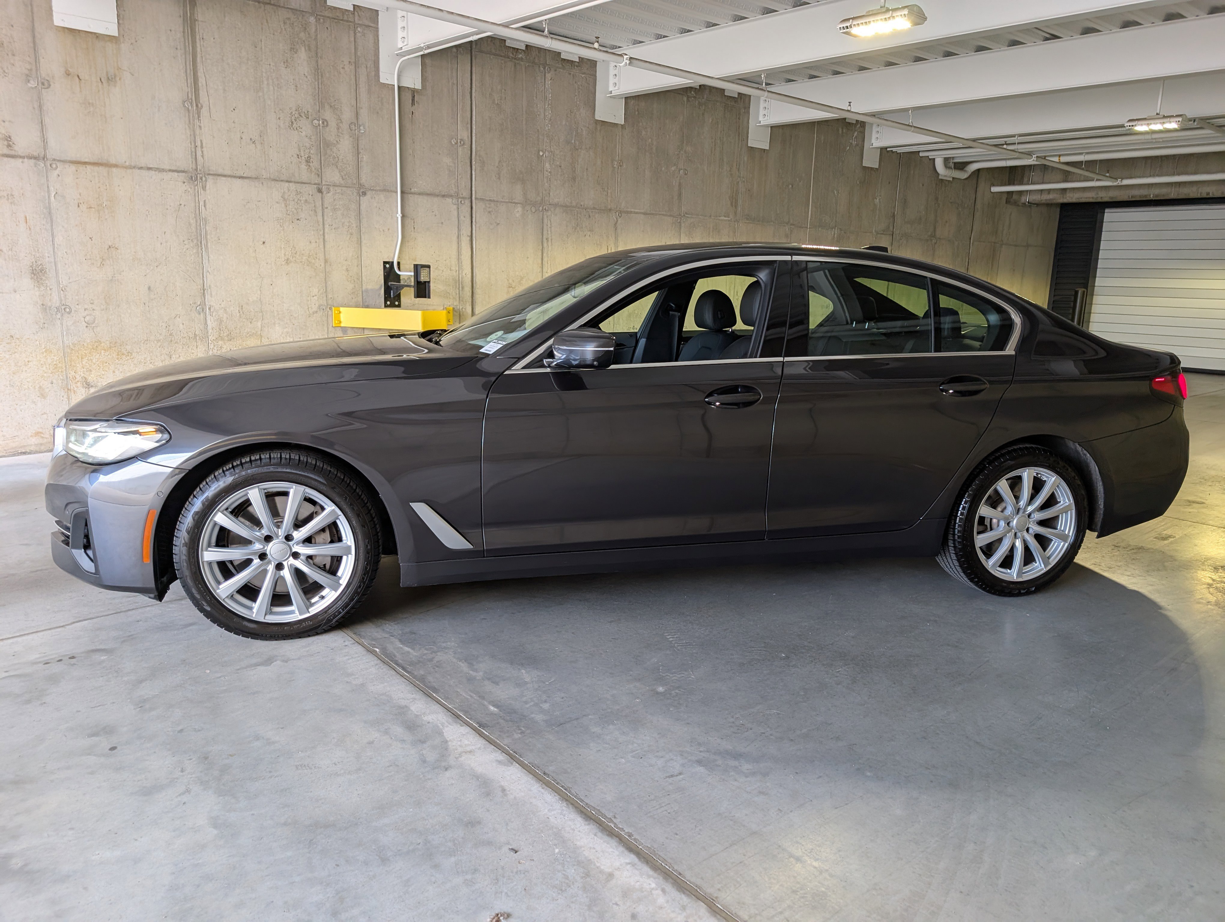 Used 2021 BMW 540i xDrive w/ Premium Package image 2