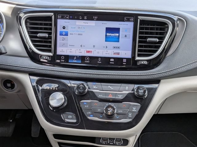 Used 2023 Chrysler Pacifica Touring-L FWD image 17