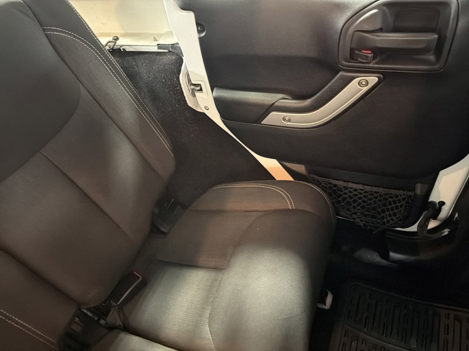 Used 2015 Jeep Wrangler Unlimited Sahara w/ Connectivity Group AWD/4WD image 14