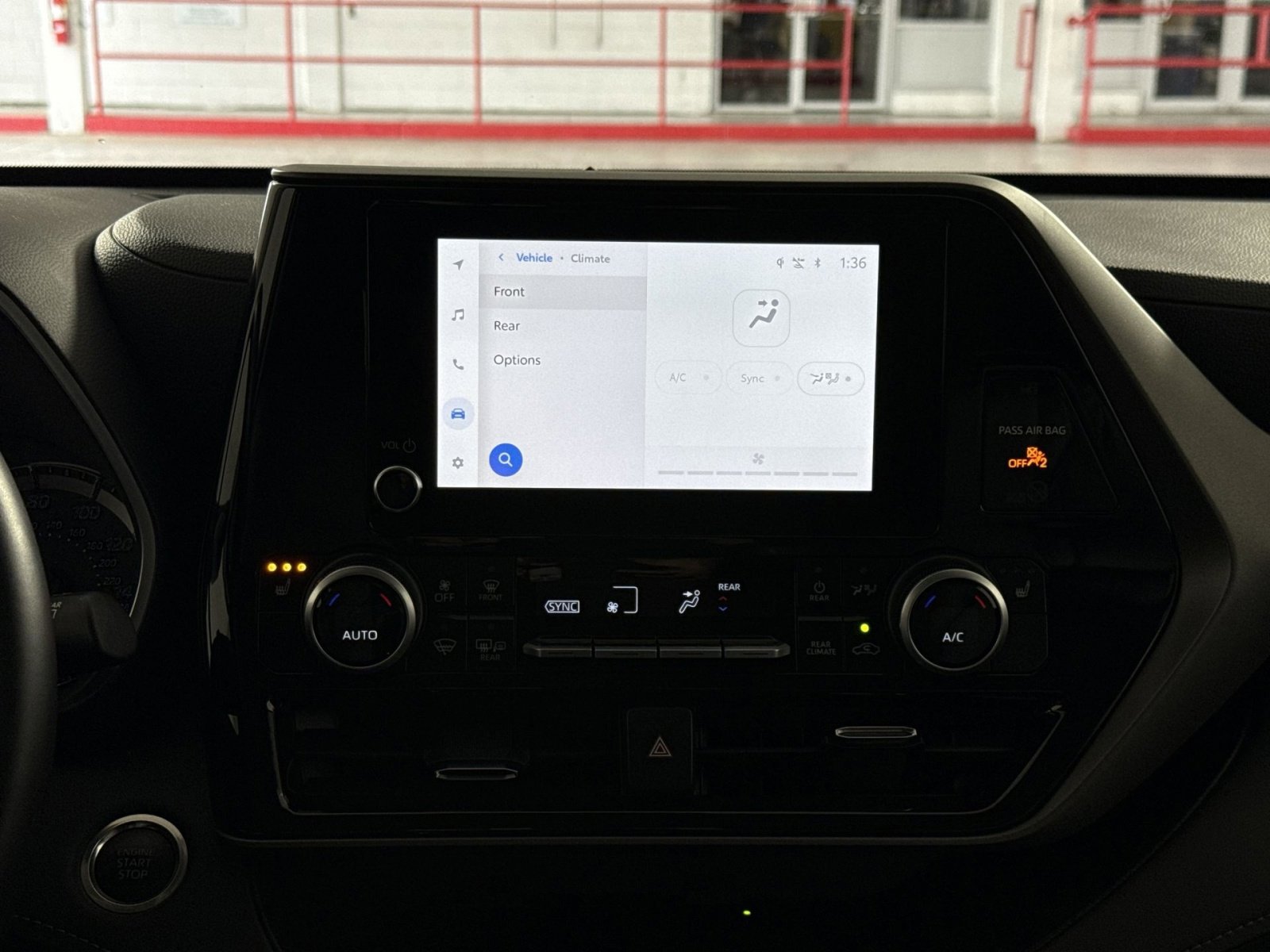 Used 2025 Toyota Highlander XLE FWD image 21