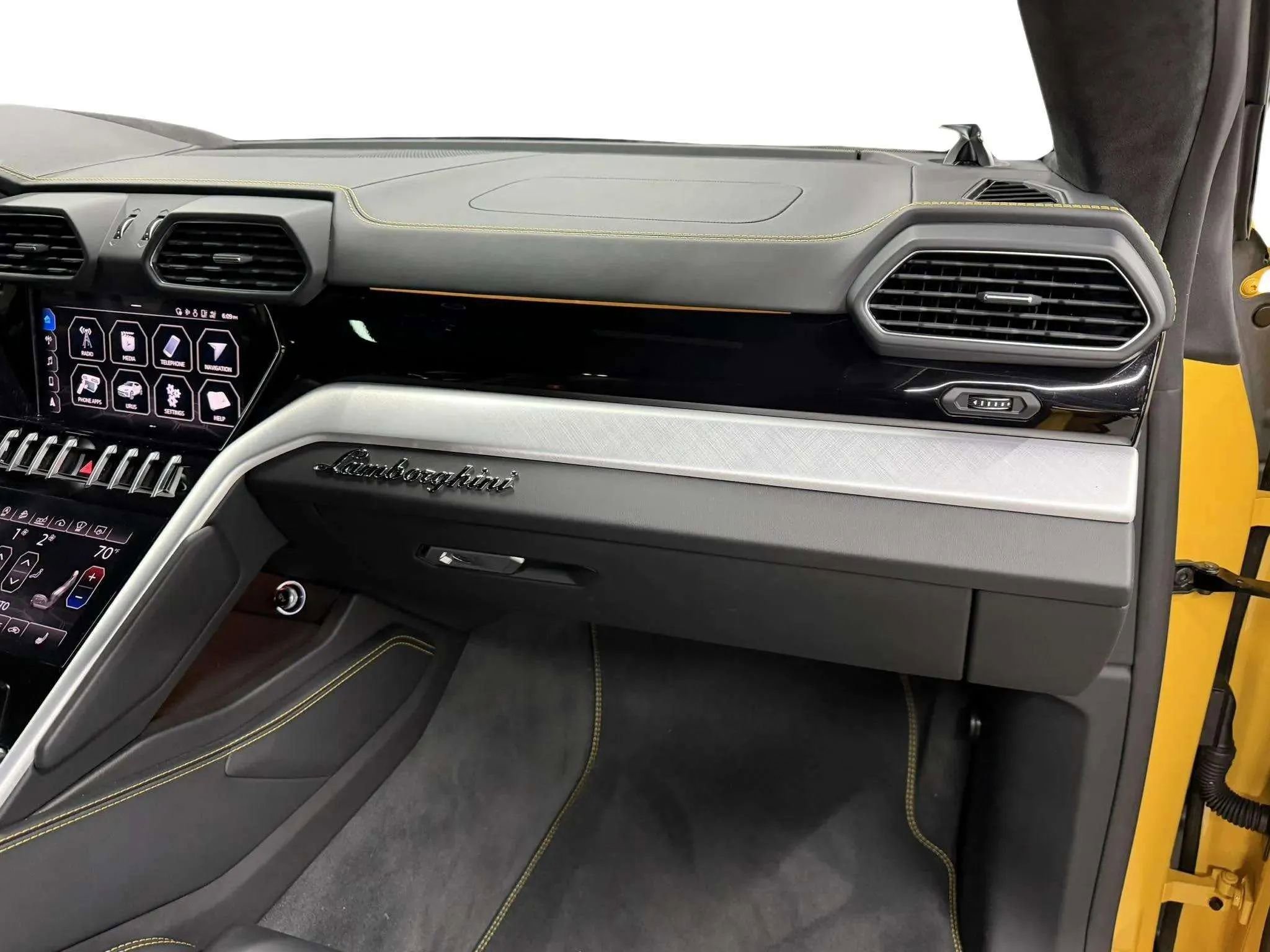 Used 2020 Lamborghini Urus image 21