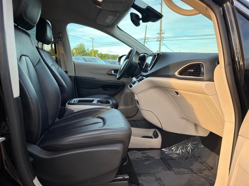 Used 2024 Chrysler Pacifica Touring-L FWD image 28