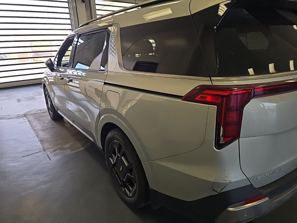 Used 2025 Kia Carnival SX FWD image 4