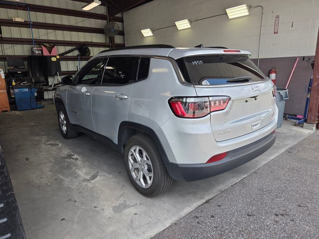 Used 2024 Jeep Compass Latitude AWD/4WD image 5