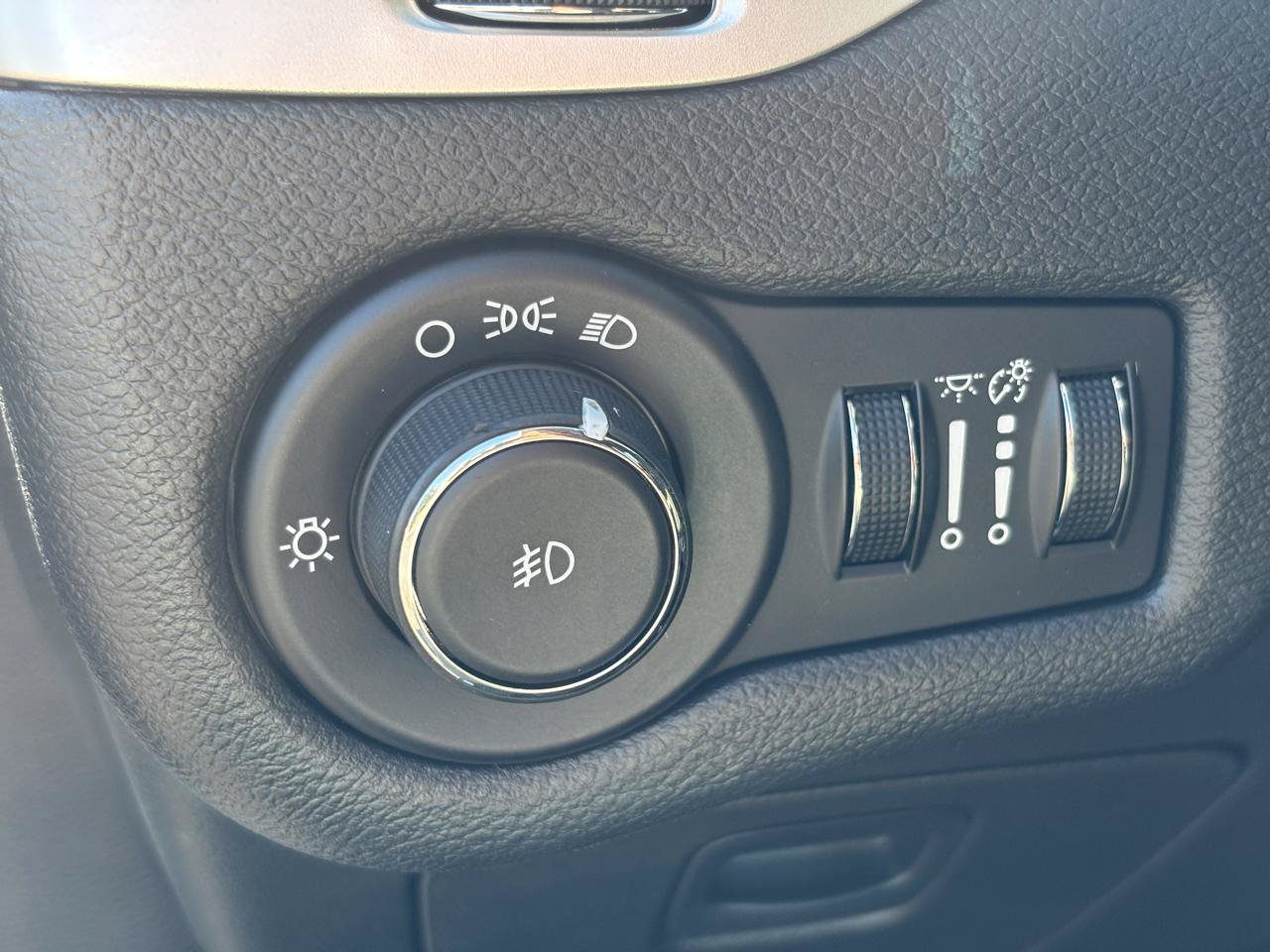 Used 2014 Jeep Cherokee Latitude w/ Cold Weather Group AWD/4WD image 17