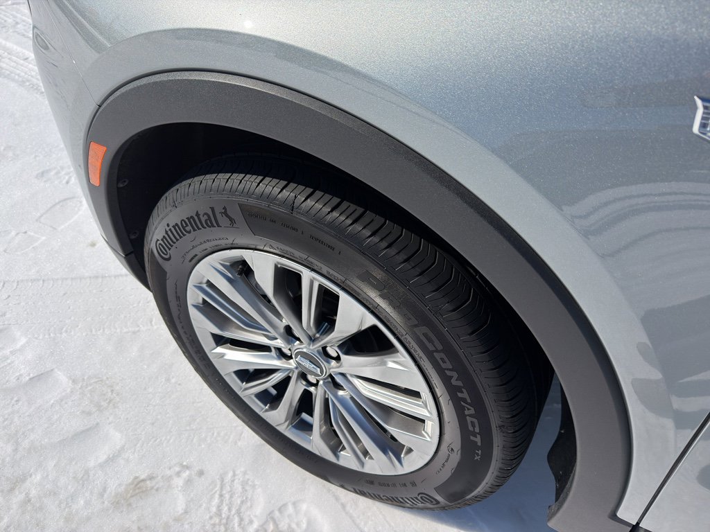 Used 2025 Cadillac XT4 Premium Luxury image 8
