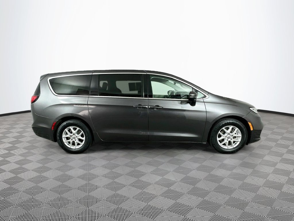 Certified 2023 Chrysler Pacifica Touring-L FWD image 13