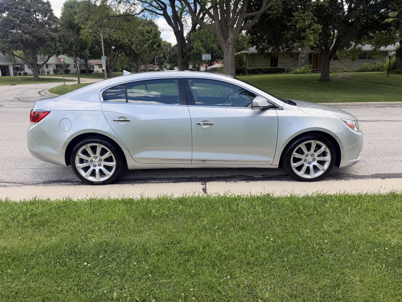Used 2010 Buick LaCrosse CXS w/ Touring Package FWD image 6