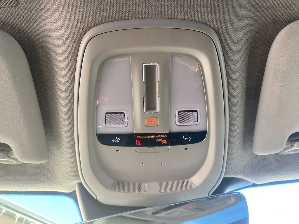 Used 2023 Volvo XC40 B5 Plus image 20