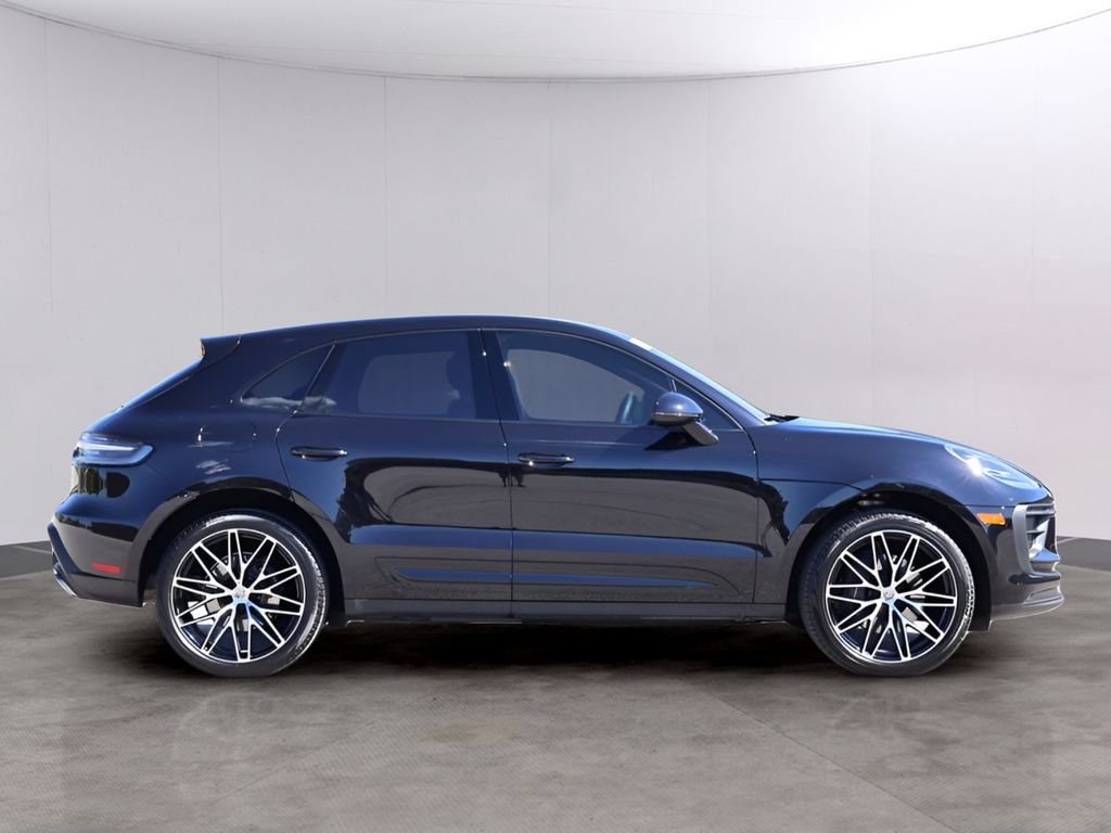 Certified 2025 Porsche Macan AWD/4WD image 9