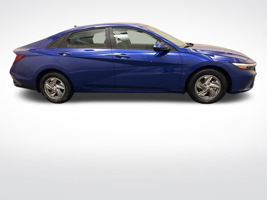 Certified 2025 Hyundai Elantra SE image 4
