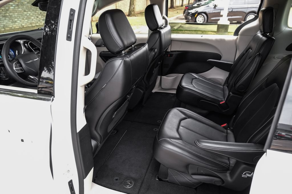 Used 2024 Chrysler Pacifica Touring-L FWD image 50