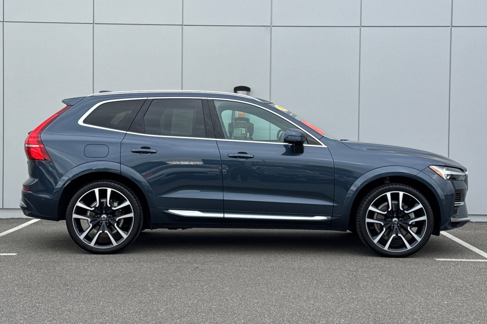 Used 2023 Volvo XC60 T8 Ultimate image 6