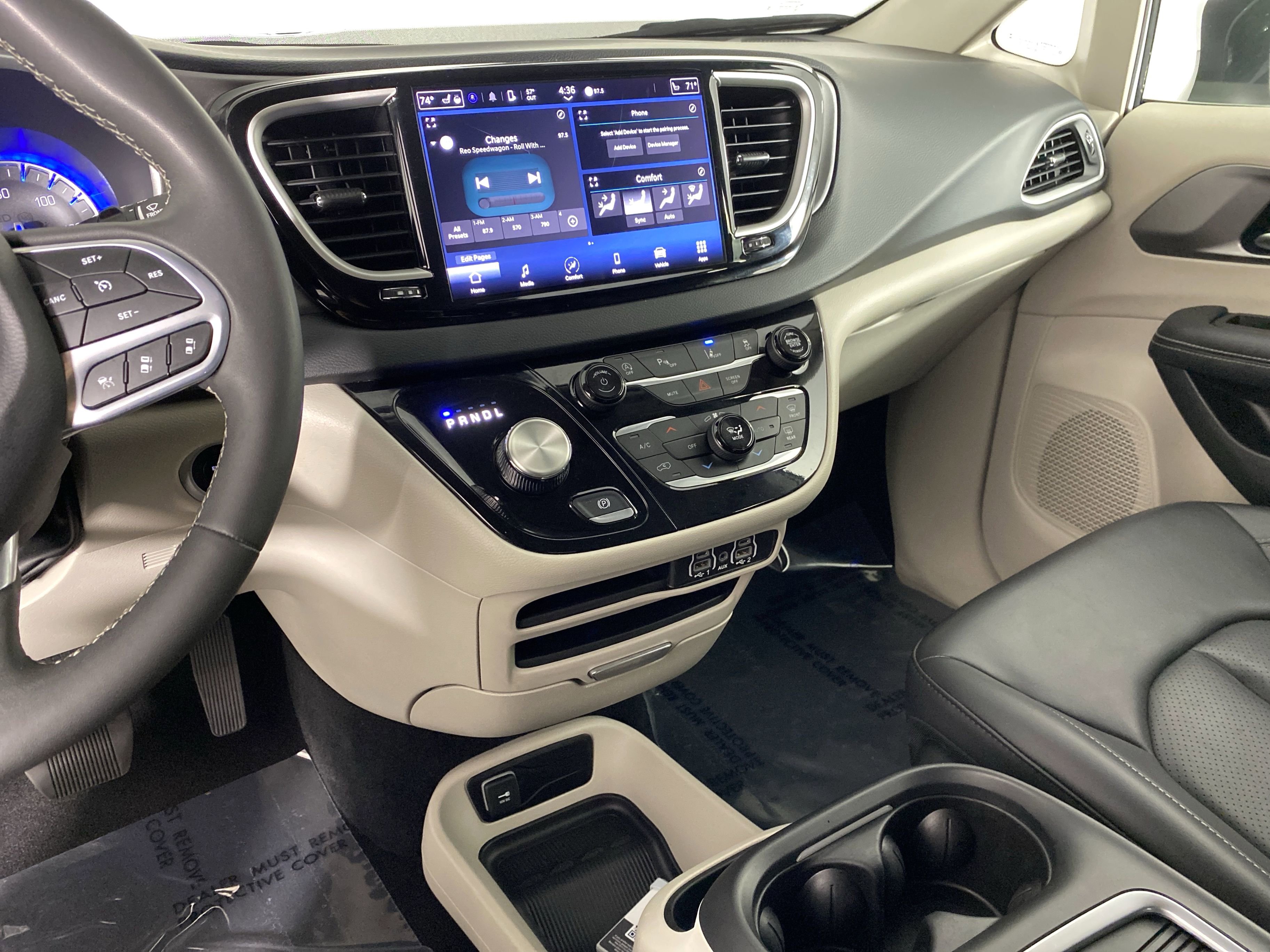 Used 2023 Chrysler Pacifica Touring-L image 27