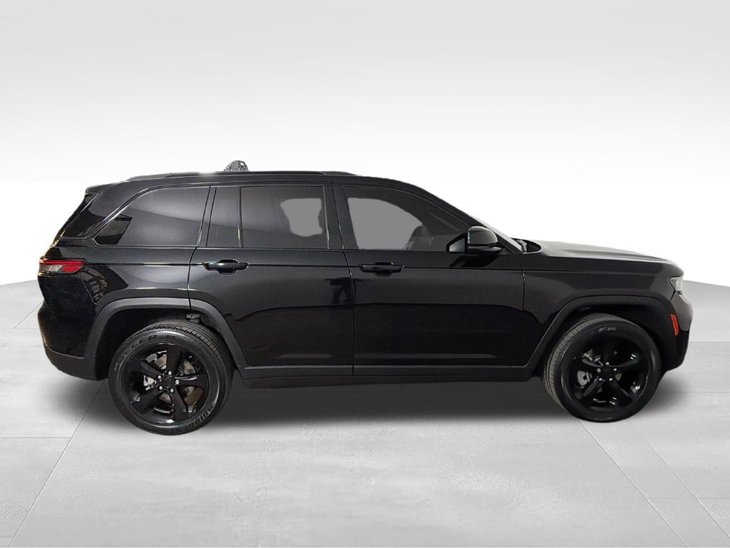 Used 2024 Jeep Grand Cherokee Altitude AWD/4WD image 2