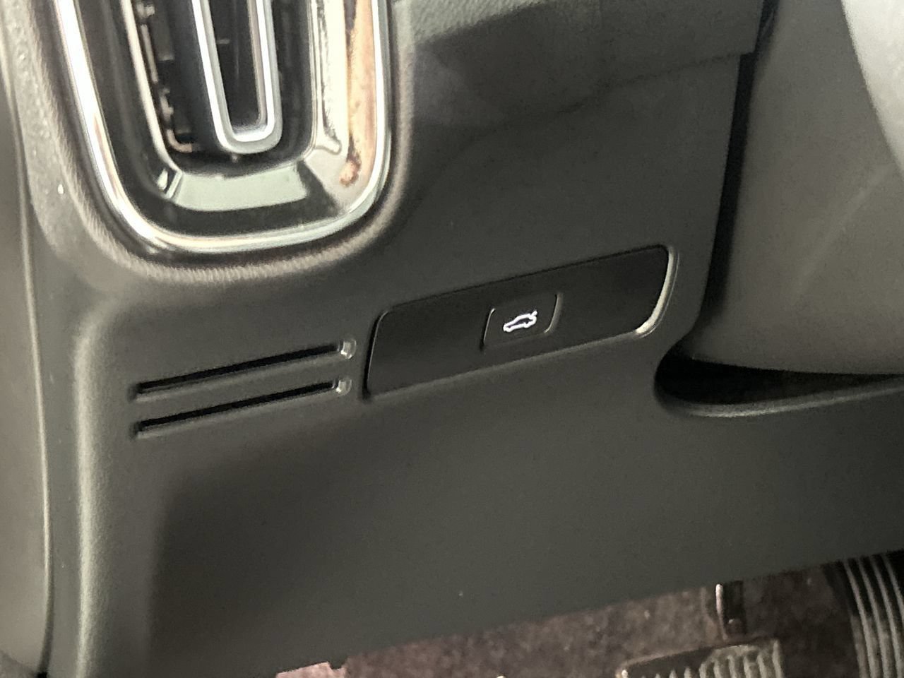 Used 2023 Volvo XC40 Recharge Plus AWD/4WD image 14