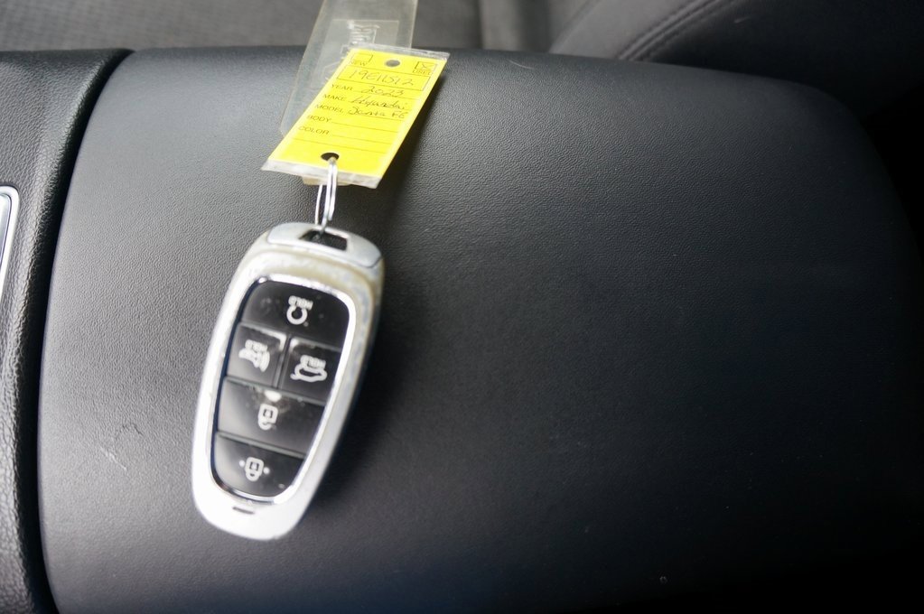 Used 2023 Hyundai Santa Fe SEL image 2