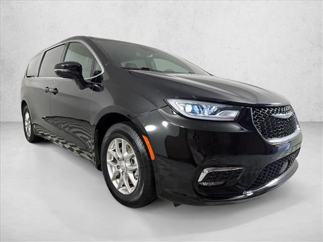 Used 2025 Chrysler Pacifica Select