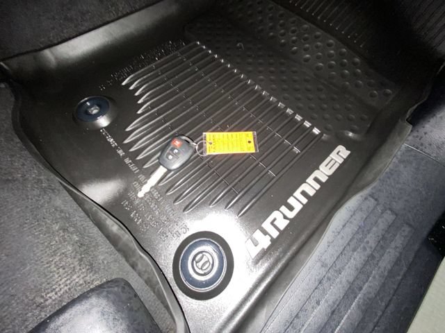Used 2020 Toyota 4Runner SR5 AWD/4WD image 30