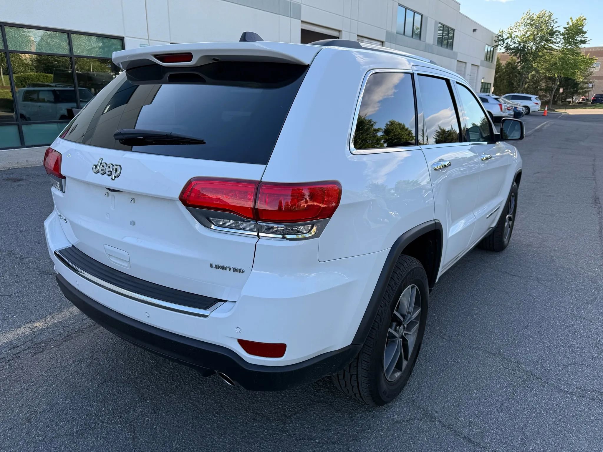 Used 2018 Jeep Grand Cherokee Limited image 3