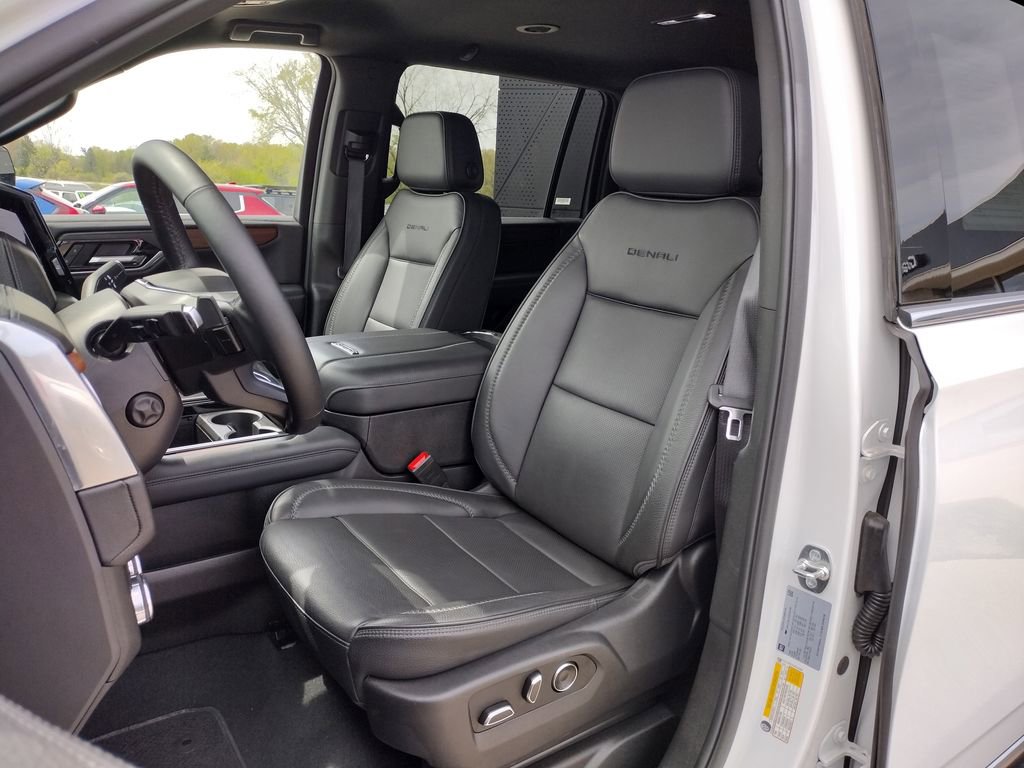 Used 2025 GMC Yukon XL Denali AWD/4WD image 2