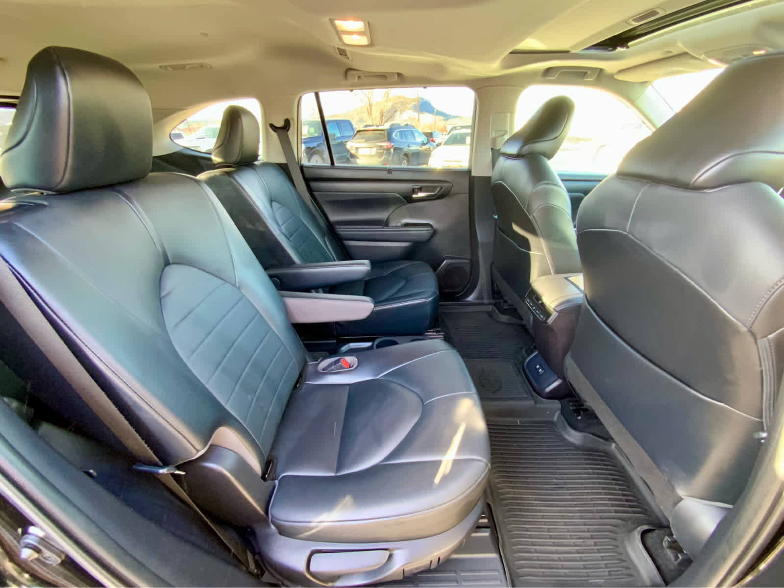 Used 2021 Toyota Highlander XLE image 25