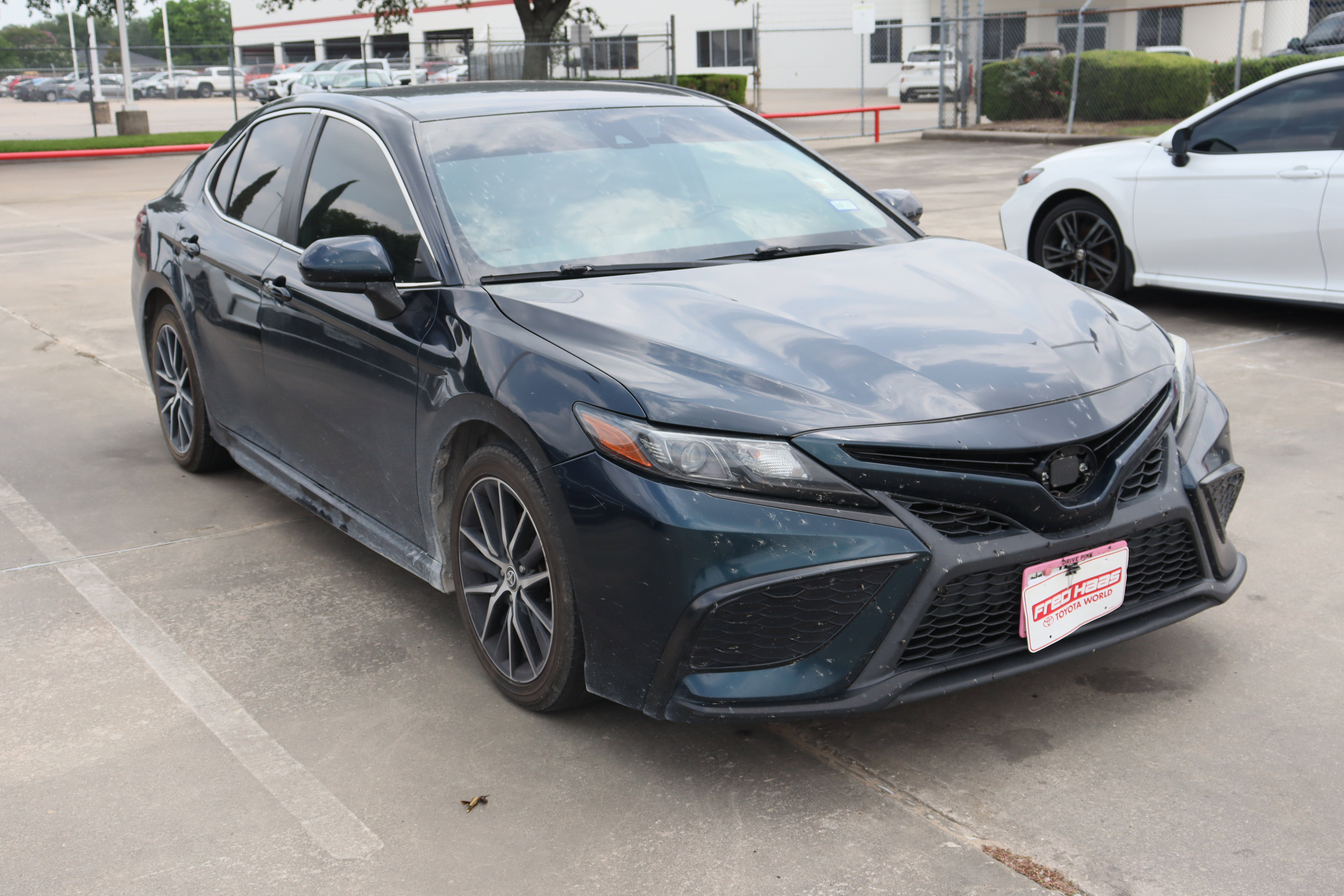 Used 2021 Toyota Camry SE FWD image 2