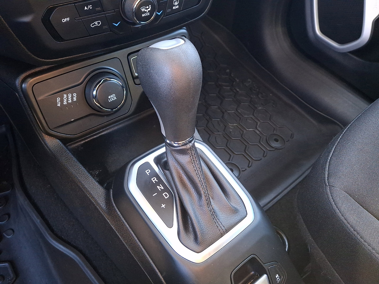 Used 2020 Jeep Renegade Latitude w/ Cold Weather Group AWD/4WD image 14