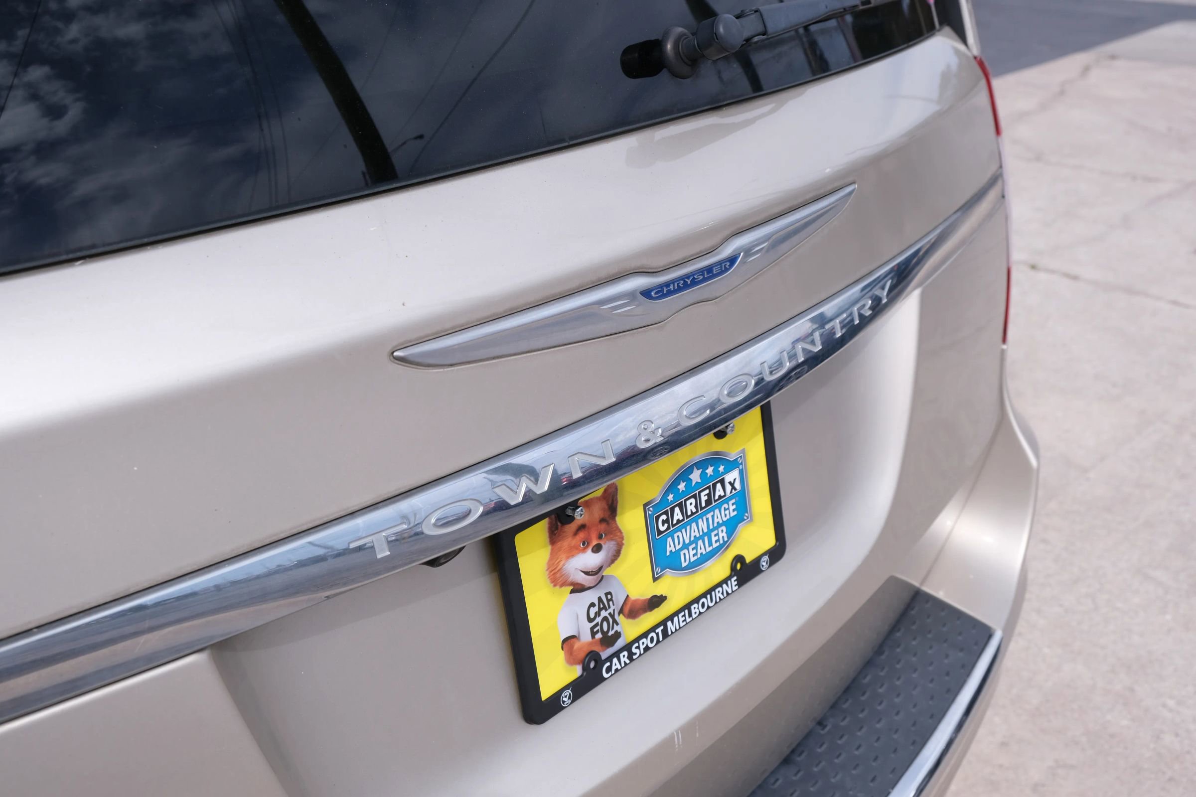 Used 2015 Chrysler Town & Country Touring image 14