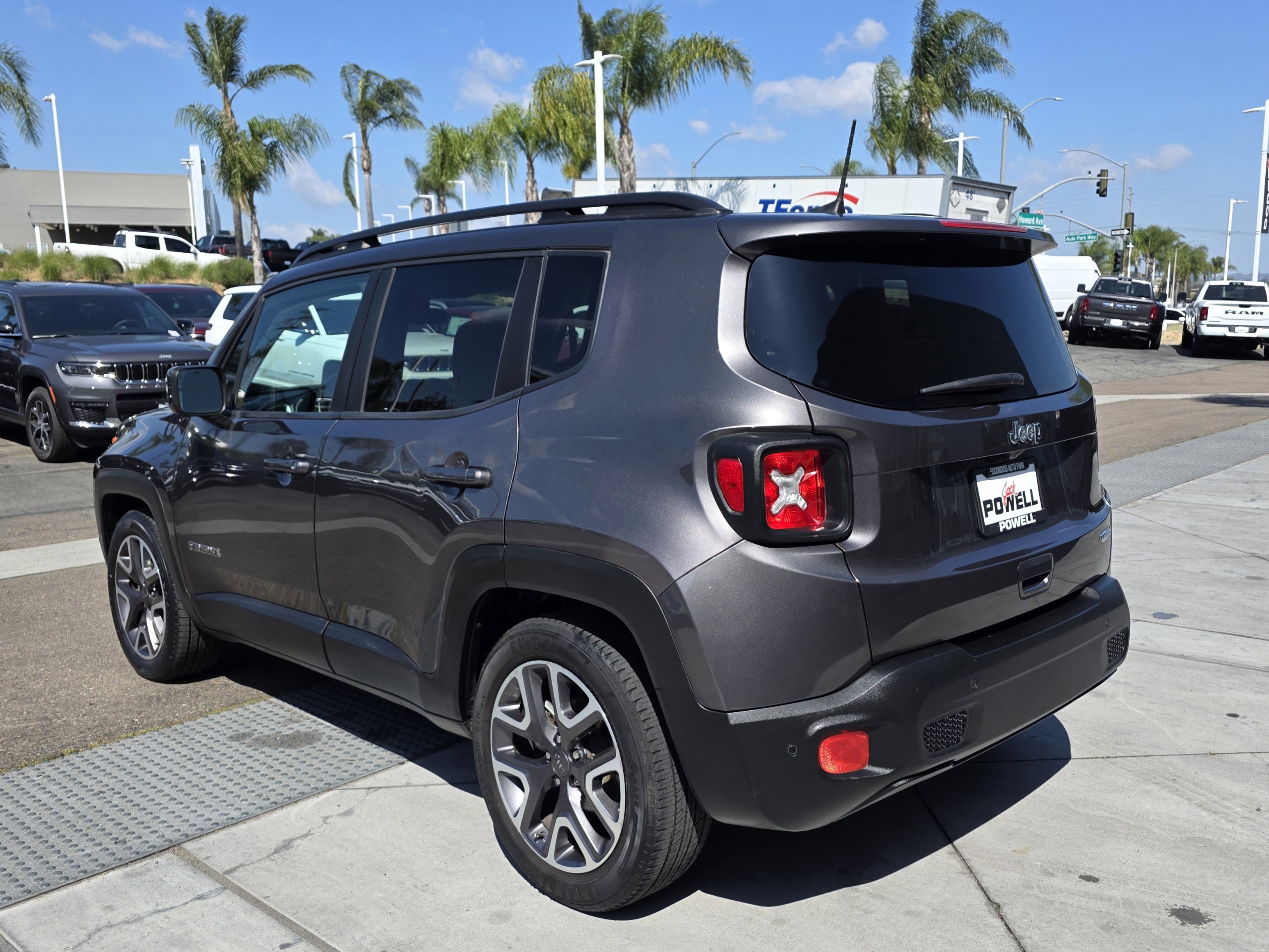 Used 2018 Jeep Renegade Latitude w/ Advanced Technology Group image 3