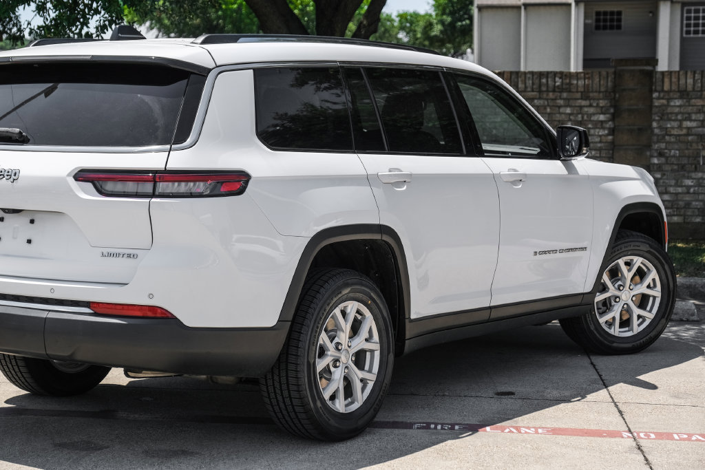 Used 2023 Jeep Grand Cherokee L Limited AWD/4WD image 18