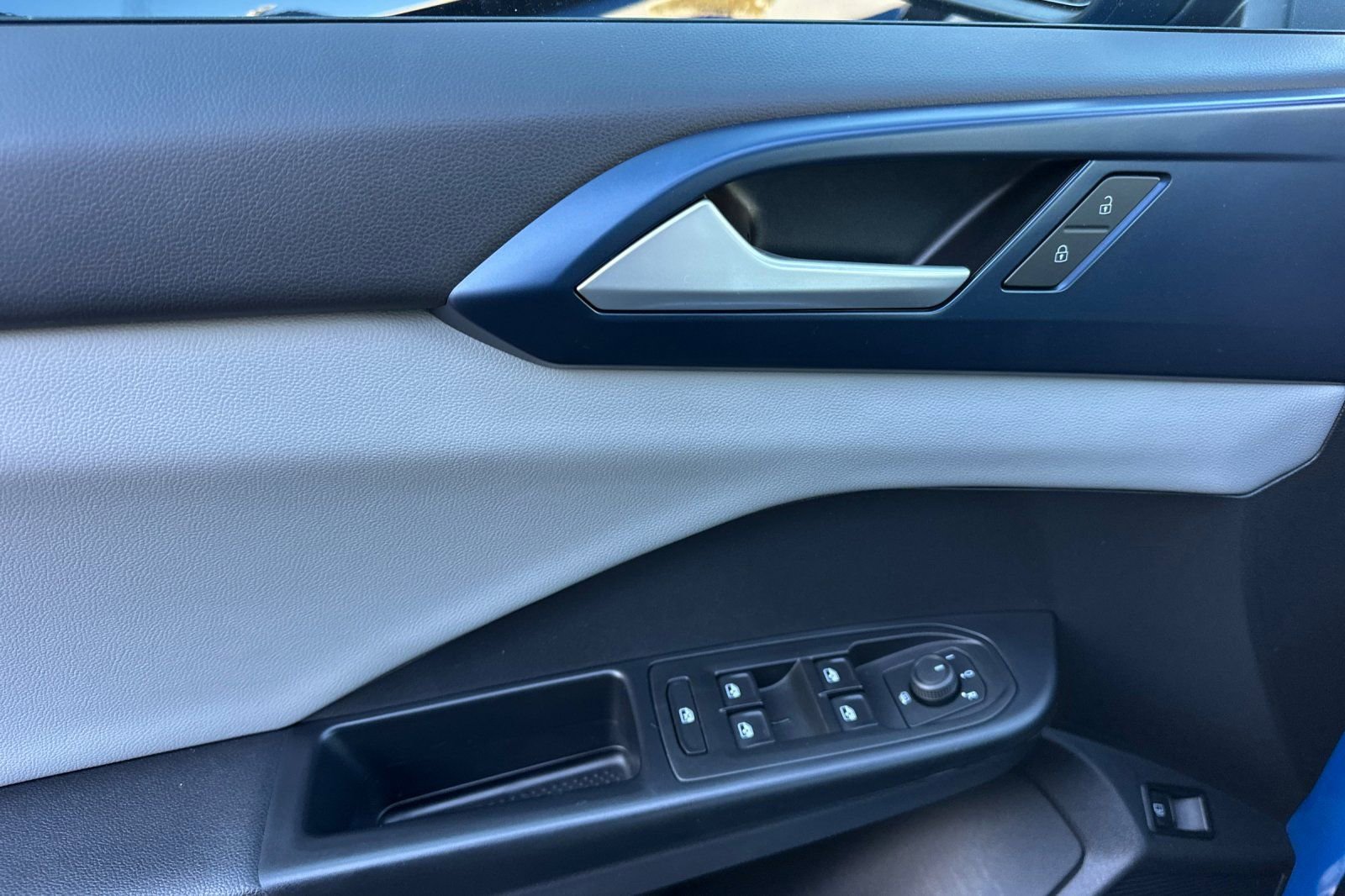 Used 2022 Volkswagen Taos SE w/ Panoramic Sunroof Package image 11