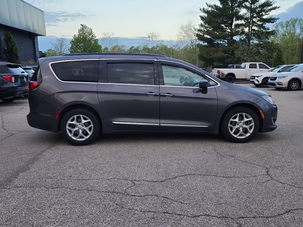 Used 2017 Chrysler Pacifica Touring-L w/ Tire & Wheel Group image 8
